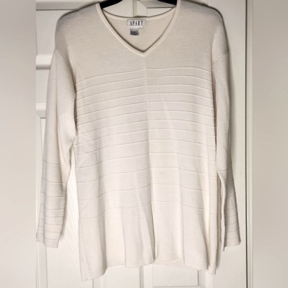 VTG Apart ImpressionsL Cream Long Sleeve WOOL Blend Women’s Sweater with Tucks